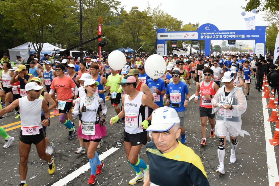 ‘동아일보 2019 경주국제마라톤대회’가 20일 국내외에서 9700여 명이 참가한 가운데 경주시 일원에서 펼쳐졌다.