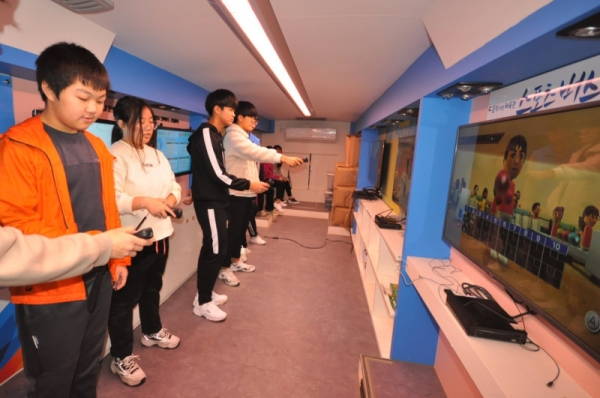 서포중·경북간호고 학생들이‘움직이는 체육관 스포츠버스’에서 다양한 프로그램을 체험하고 있다.