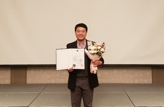 포항시 주민복지과에 근무하는 남현수 통합사례관리사가 18일 서울가든호텔에서 열린 ‘2019년 우수 통합사례관리 공모전 시상식’에서 대상을 수상했다.