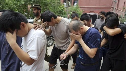 파키스탄서 인신매매 혐의로 체포된 중국인들[AP=연합뉴스]
