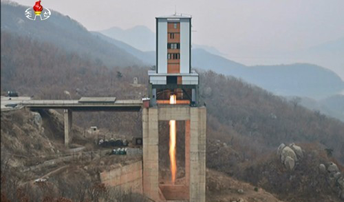 북한이 2017년 3월 18일 서해위성발사장에서 진행한 신형 고출력 로켓엔진 지상분출시험. 연합 자료사진