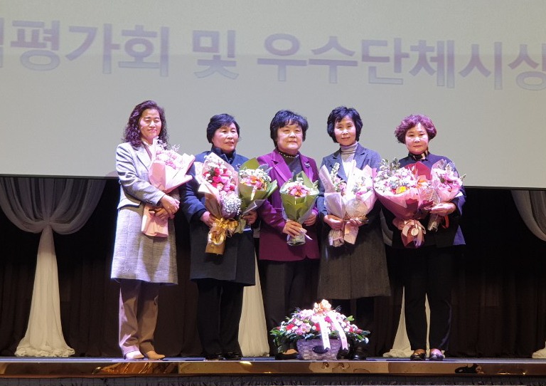 경산시여성단체협의회가 ‘2019 경북 여성단체 활동평가’에서 공로상을 수상했다.경산시.