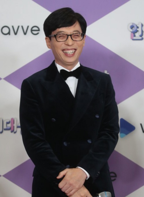 개그맨 유재석이 28일 오후 서울 마포구 상암동 SBS프리즘타워에서 열린 SBS 연예대상 레드카펫 행사에 참석하고 있다. 연합
