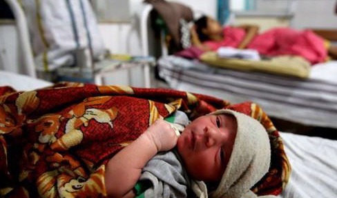 인도의 한 병원에 누워있는 신생아. 기사 내용과 상관없음. [EPA=연합뉴스]