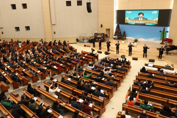 대한예수교장로회 총회 ‘한국교회 2020 신년 특별새벽기도회’가 6일부터 11일까지 열리는 가운데 포항장성교회가 생방송을 통해 실황중계로 기도회를 하고 있다. 포항장성교회 제공