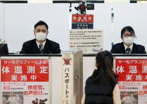 ‘우한 폐렴’ 검역 실시하는 일본 나리타 공항‘우한 폐렴’ 비상이 걸린 일본 나리타 공항에서 지난 16일 한 여행자가 검역실을 통과하고 있는 모습.