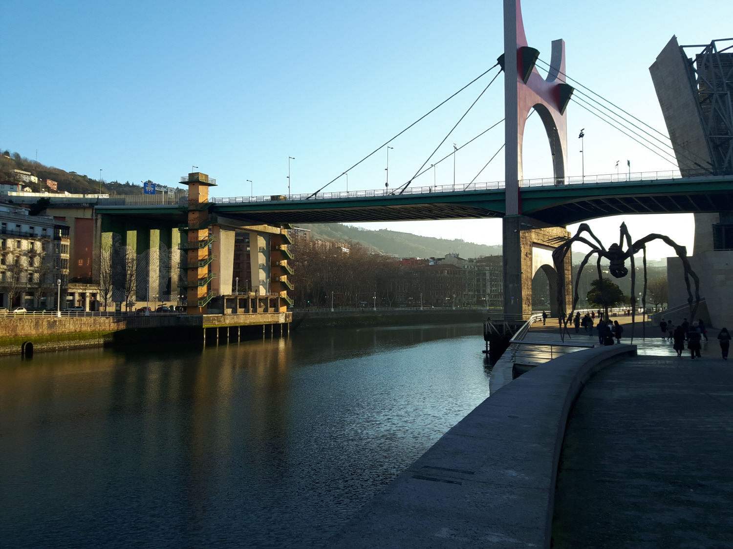 스페인 빌바오 시내를 흐르는 네르비욘 강물이 아침 햇살에 밝아오며 구겐하임미술관과 강 건너 마을을 연결하는 다리의 아름다움을 비추고 있다. 곽성일 기자