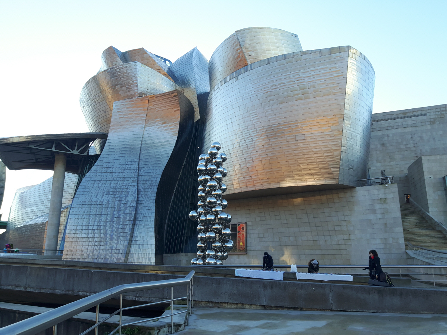 유명 건축가 프랭크 게리가 설계한 구겐하임미술관 외관을 장식한 수만장의 티타늄이 피레네 산맥을 넘어온 빌바오의 아침 햇살을 반기며 아름다운 장관을 연출하고 있다. 곽성일 기자