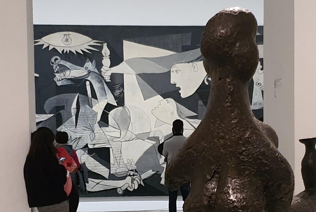 박물관을 찾은 관람객들이 피카소의 작품 '게르니카'를 감상하고 있다. 곽성일 기자
