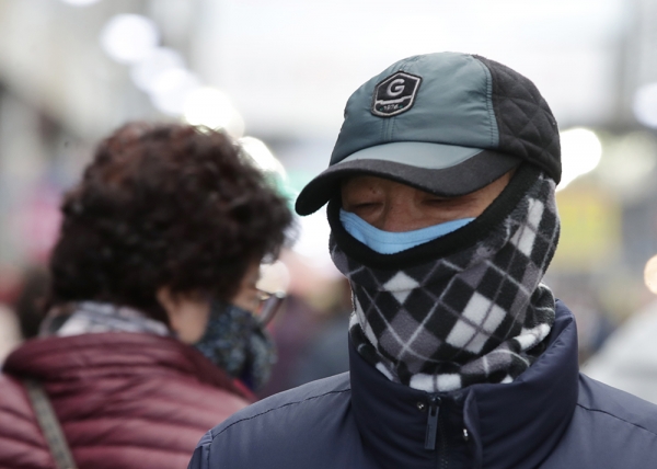 6일 포항지역 최고 낮은 기온이 영하 5도 이하로 떨어지면서 포항죽도시장을 방문한 시민들이 꽁꽁 동여매고 장을 보고 있다. 이은성 기자 sky@kyongbuk.com