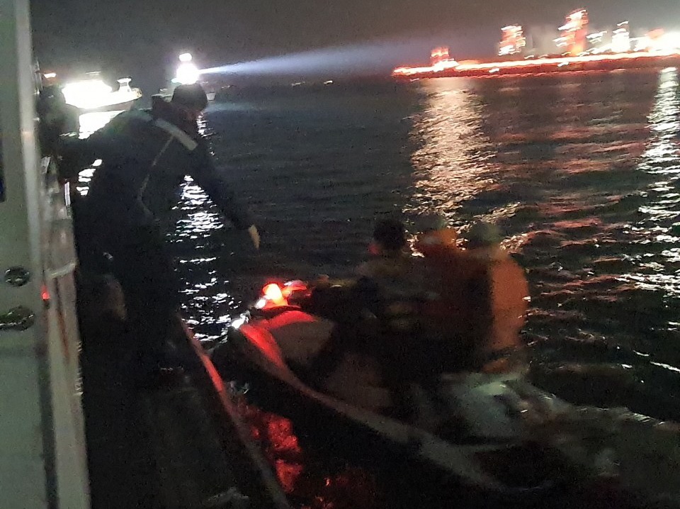10일 오후 7시 50분께 포항 앞바다에서  5t급 어선이 침수해 해경이 승선원 2명을 구조하고 있다. 포항해경 제공
