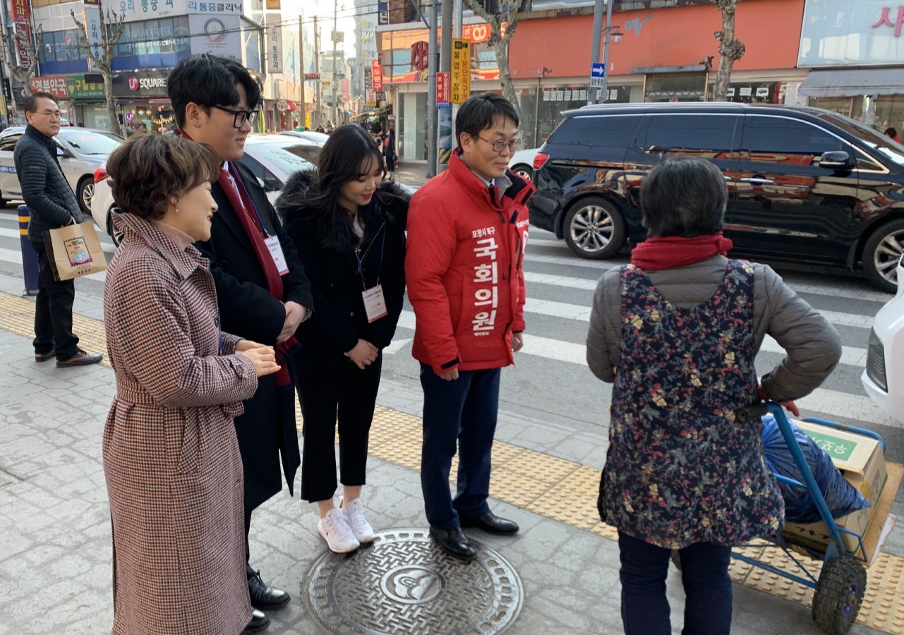 자유한국당 강훈 포항북 국회의원 예비후보가 가족들과 함께 죽도시장을 찾아 시민들을 만나고 있다. 강훈예비후보선거사무소 제공