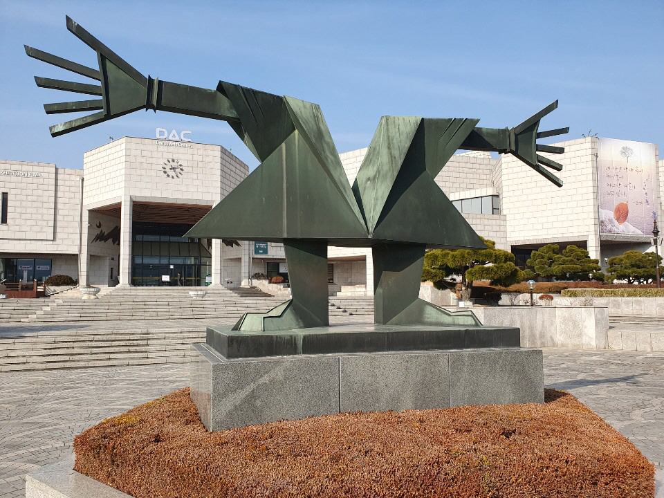 오종욱 - 분신(570x85x207.5cm) 청동, 1991