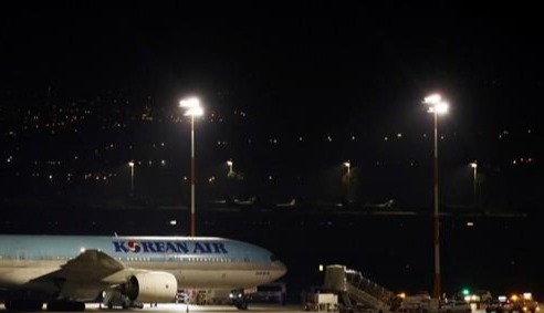 22일(현지시간) 이스라엘 텔아비브 인근 벤구리온 국제공항에 한국에서 출발한 대한항공 여객기 한 대가 착륙해 있다.(텔아비브 로이터=연합뉴스)