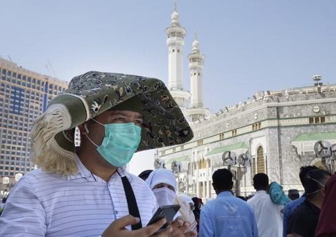마스크를 쓴 채 사우디 이슬람 성지 메카를 찾은 무슬림[AP=연합뉴스]