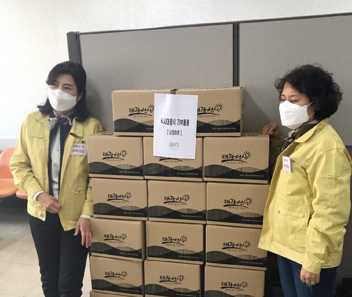 (주)비엘에프씨(함창읍)는 8일 상주시보건소 직원들의 식사 해결을 위해 선식 20 박스(400 개)를 물품 기부했다. (김범진 기자)
