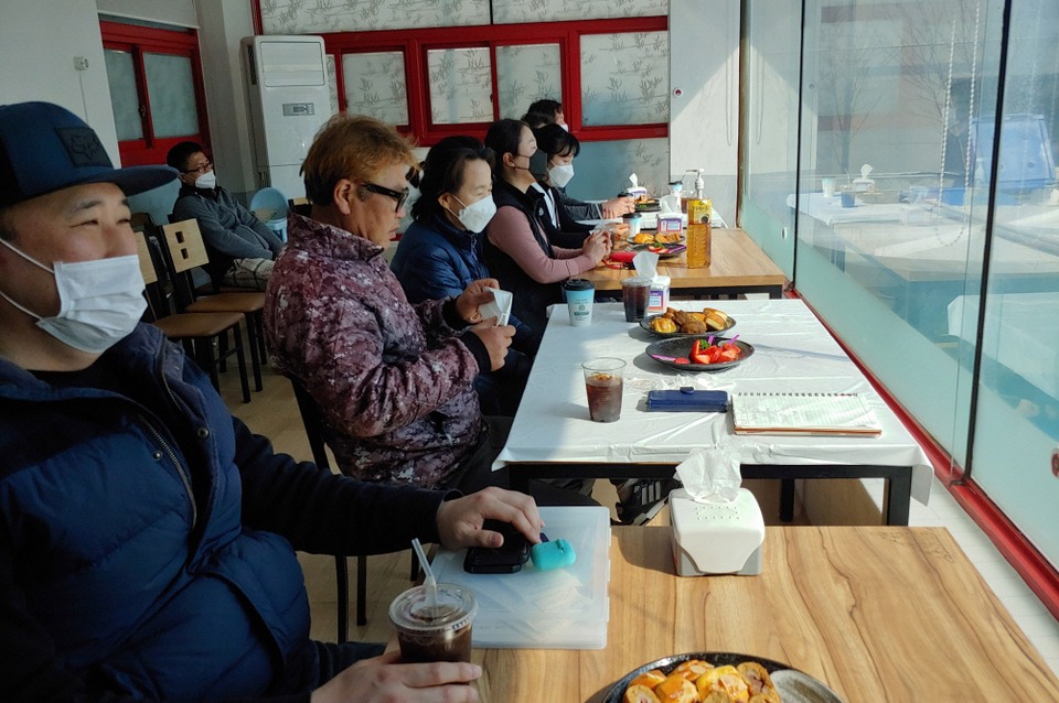 포항시 북구 설머리물회지구 한 식당의 테이블 일자형 자리배치 모습. 포항시 제공
