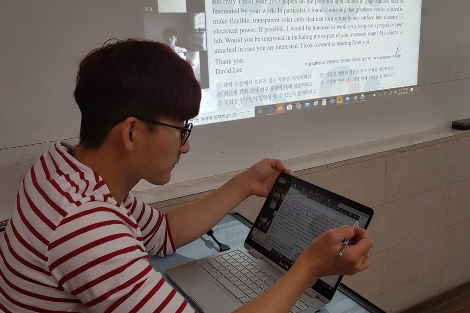 포항동성고등학교 김종태 담임교사가 온라인 공간을 통해 학생들과 영어 수업을 진행하고 있다.