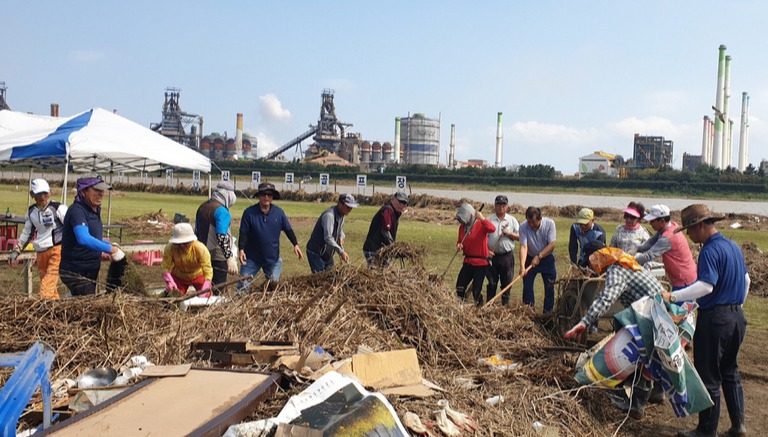한명덕 소장을 포함한 ㈜인앤씨 직원들이 지난해 10월 태풍 미탁 피해복구작업 봉사활동을 펼치고 있다. 자료사진