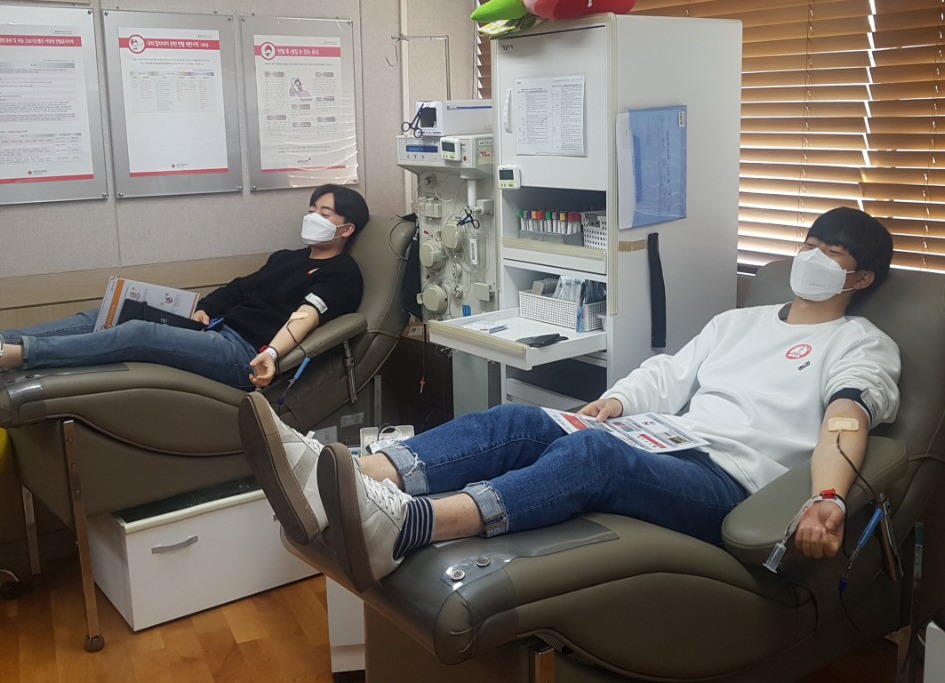 한국국토정보공사(LX) 포항지사 직원들이 포항시 대흥동에 위치한  헌혈의 집에서 ‘사랑의 헌혈’을 6일 실시했다.