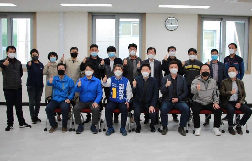 이용득 국회의원(전 한국노총 위원장)이 한국노총 구미지부 간담회 참석해 한국노총 구미지부 노조위원장들과 함께 더불어민주당 구미시을 김현권 국회의원 후보 지지선언을 하고 있다. 김현권선거사무소 제공