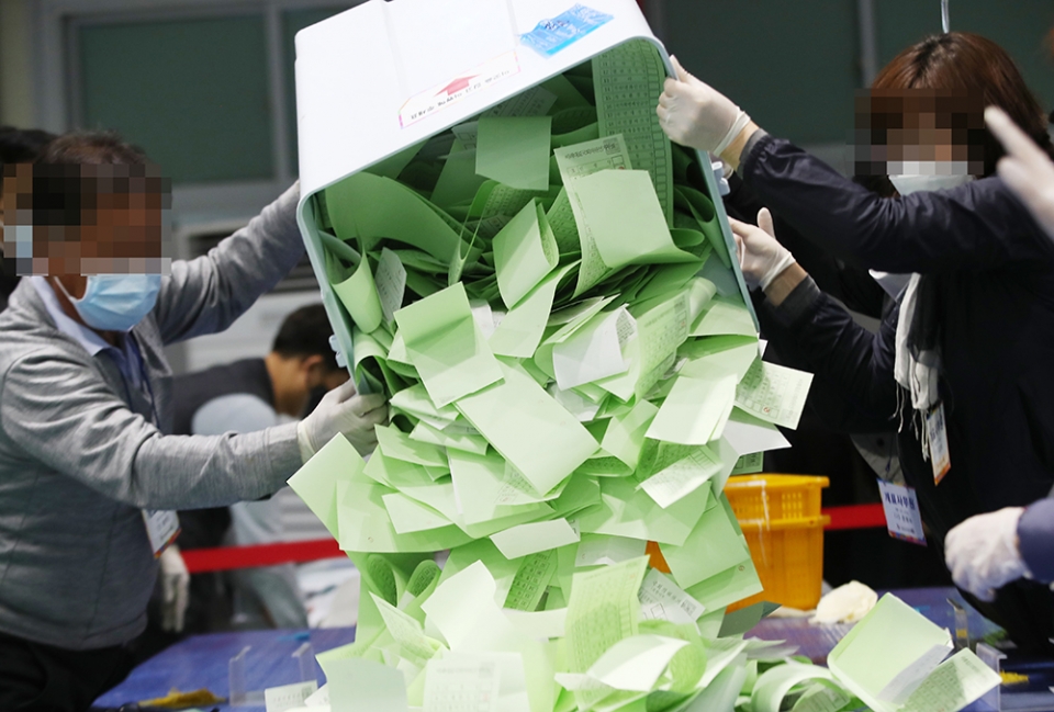 제21대 국회의원선거 투표일인 15일 한 개표소에서 개표사무원들이 투표지를 분류하고있다. 경북일보DB