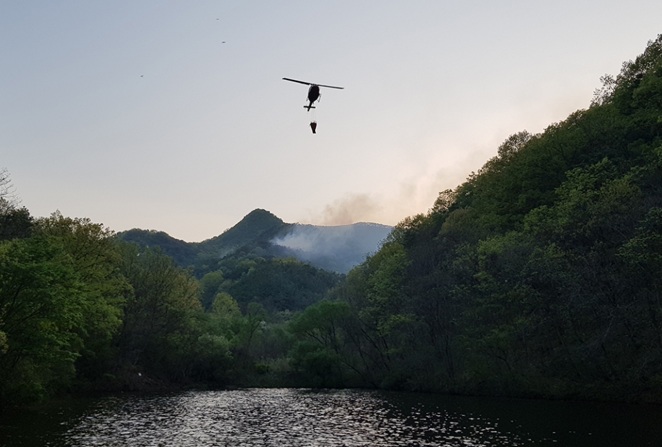 30일 오후 6시 20분께 군위군 소보면 위성리에서 산불이 발생해 산림청 헬기로 진화하고 있다. 군위군 제공