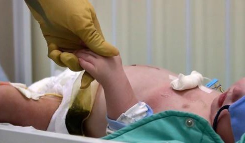 모스크바 국립아동건강연구병원 의료진이 유아 코로나19 환자를 보살피고 있는 모습. [타스=연합뉴스 자료사진]