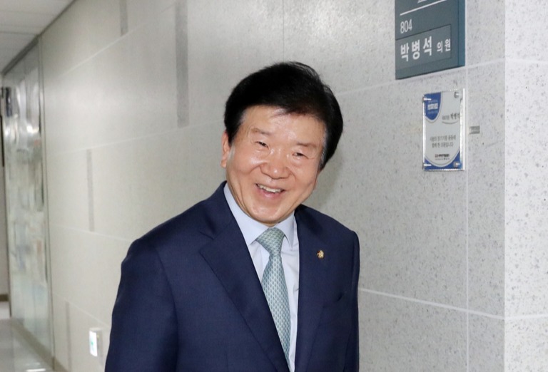 21대 국회 첫 국회의장 후보로 사실상 추대된 더불어민주당 박병석 의원이 20일 오전 서울 여의도 국회 의원회관 의원실에 들어서고 있다. 연합