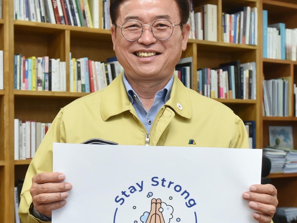 스테이스트롱 캠페인에 동참한 이철우 경북도지사가 응원 문구를 들어 보이고 있다.
