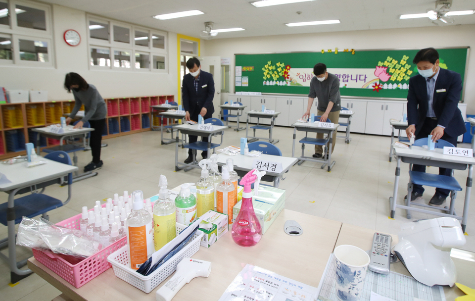 코로나19 사태로 초등학생들의 첫 등교개학을 하루 앞둔 26일 포스코교육재단 포항제철지곡초등학교 1학년 교실에서 선생님들이 학생들의 책상을 정리하고 있다. 이은성 기자 sky@kyongbuk.com
