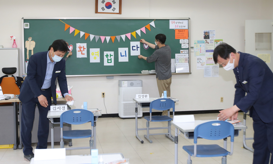 코로나19 사태로 초등학생들의 첫 등교개학을 하루 앞둔 26일 포스코교육재단 포항제철지곡초등학교 1학년 교실에서 선생님들이 학생들의 책상을 정리하고 있다. 이은성 기자 sky@kyongbuk.com
