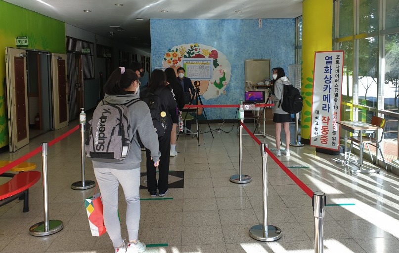 대구 대곡고 학생들이 교실이 있는 건물로 들어가기 전 열화상카메라 앞에서 체온을 체크하고 있다. 김현목 기자