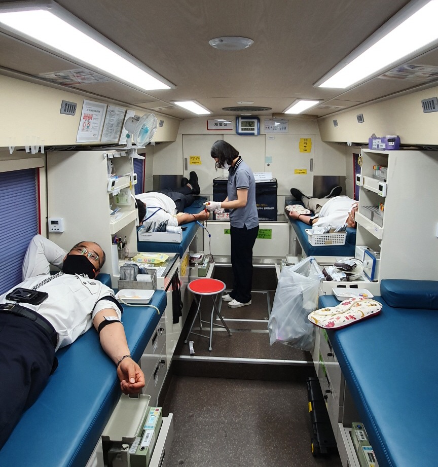 김천 경찰서 소속 경찰관 및 의무경찰들이 10일 오후1시부터 올 해들어 두번째로 헌혈버스 탑승해 헌혈에 참여하고 있다.
