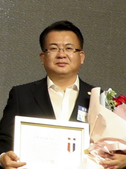 울릉군의회 정성환 의장이 10일 전국시군자치구의회의장협의회 제226차 시·도대표회의에서 지방의정봉사상을 수상하고 있다.