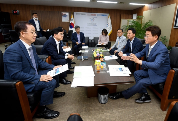 1일 이철우 경북도지사(맨 오른쪽)가 김사열 국가균형발전위원회 위원장을 만나고 있다.