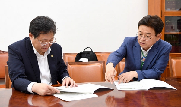 1일 이철우 경북도지사(오른쪽)가 안일환 기획재정부 2차관을 만나고 있다.
