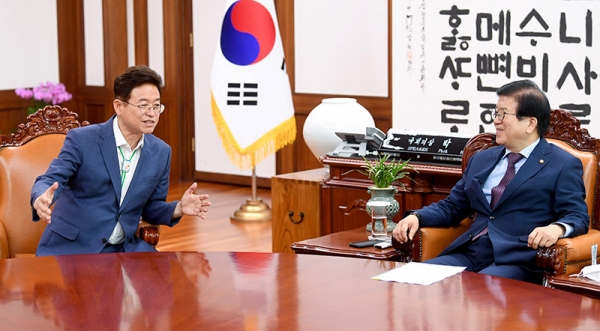 1일 이철우 경북도지사(왼쪽)가 박병석 국회의장을 만나고 있다.