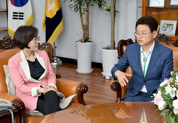 1일 이철우 경북도지사(오른쪽)가 김상희 국회부의장을 만나고 있다.