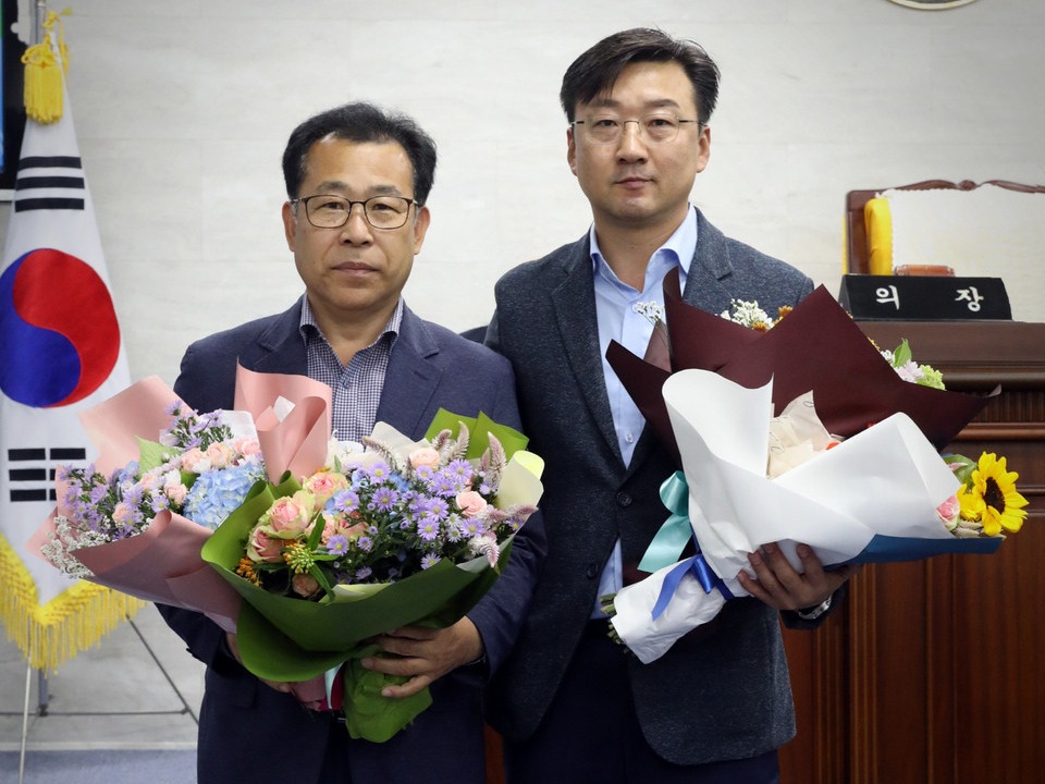 울릉군의회 제8대 후반기 의장으로 선출된 최경환의원(사진 오른쪽)과 부의장에 선출된 이상식 의원(사진 왼쪽)