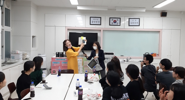 서포중학교·경북간호고등학교는 14일 학교 가사실에서 기숙사 학생들과 함께하는 인성교육을 실시했다. 정은정 교사가 '꿈을 향한 도전 자세'을 전달하고 있다.