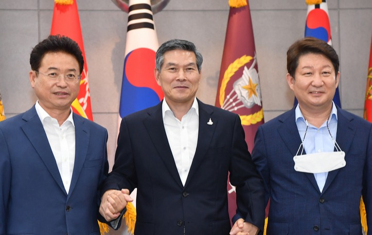 왼쪽부터 이철우 경북지사, 정경두 국방부 장관, 권영진 대구시장. 자료사진