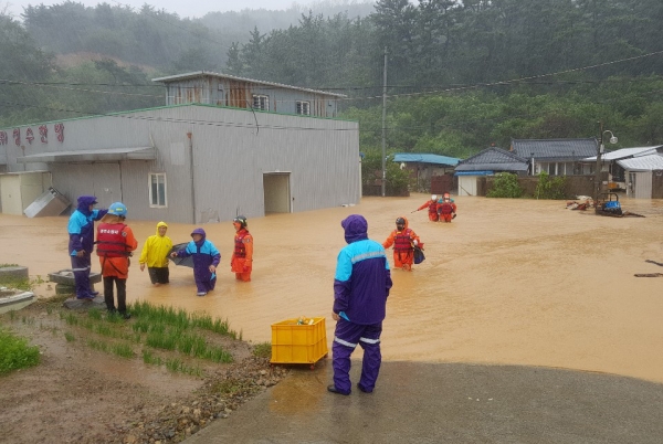 경주소방서 직원들이 7일 오전 태풍 '하이선'으로 침수된 현곡면 나원리 주택침수지역 어르신 11명을 구조하고 있다. 경주소방서 제공
