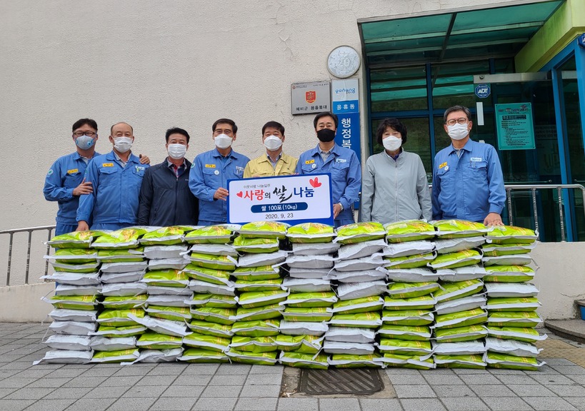 포항 세영기업이 23일 북구 용흥동에 10㎏들이 쌀 100포를 전달하고 있다. 용흥동 제공