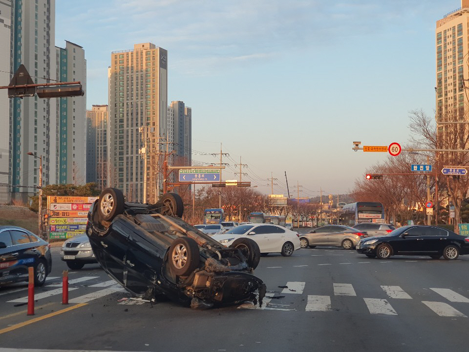 4일 오전 7시 54분께 포항시 남구 상도동 한국전력 앞 네거리에서 차량이 전복되는 사고가 발생했다. 독자 제공