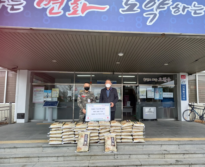 해병대 제1사단 정진욱 상사가 어려운 이웃들을 위해 포항시 남구 오천읍에 쌀을 전달하고 있다. 포항시 제공