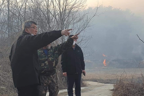22일 오전 안동·예천 등 산불이 큰불이 잡혔다. 김학동 예천군수가 잔불 정리를 현장을 살펴보고 있다.