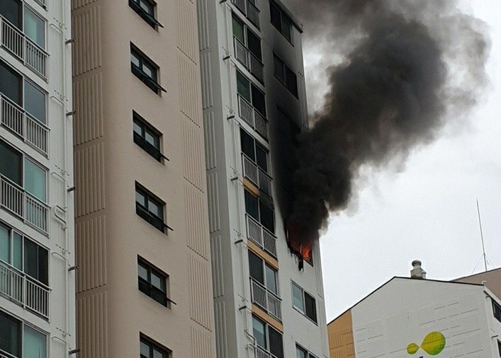 7일 오전 칠곡군 왜관읍 LH아파트에서 화재가 발생해 연기가 치솟고 있다. 독자 제공