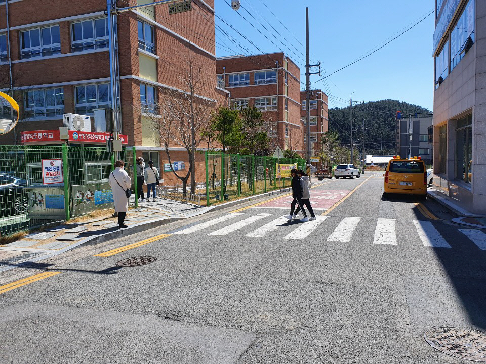 22일 포항 양덕초등학교 학생들이 도로를 오가는 모습. 황영우 기자