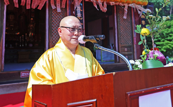 부처님오신날인 19일 오후 영천 은해사에서 열린 봉축법요식에서 산중을 대표하는 최고 어른 조실인 중화 법타 스님이 봉축법어를 하고 있다. 박영제기자 yj56@kyongbuk.com